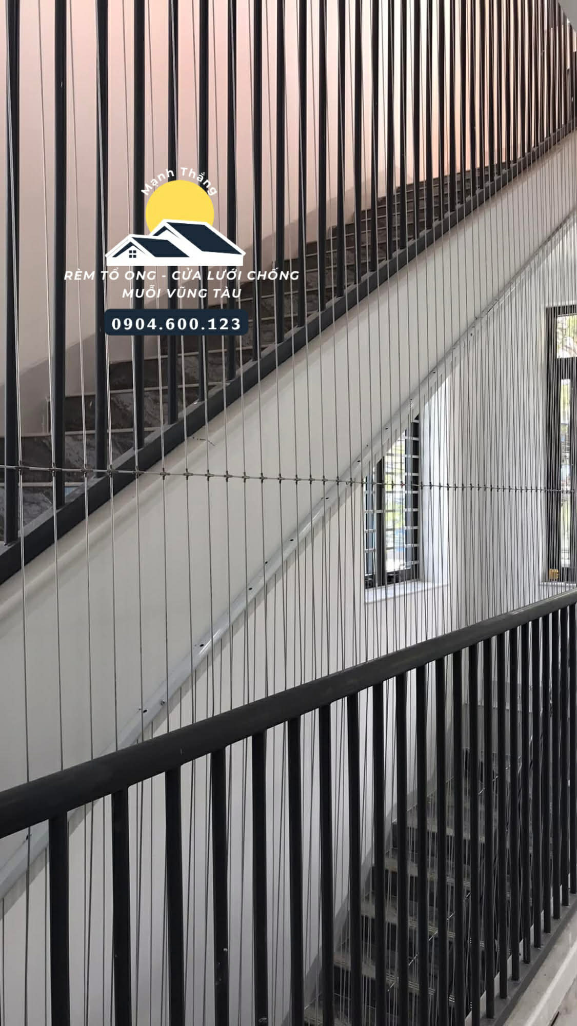 Chi tiết sợi cáp inox 304 bọc nhựa PE cao cấp của lưới an toàn cáp trần bảo vệ.

Thanh nẹp nhôm định hình và tăng đơ căng cáp của lưới an toàn ban công.

Hình ảnh cận cảnh cáp trần bảo vệ sau khi lắp đặt căng đều, khoảng cách 5cm.